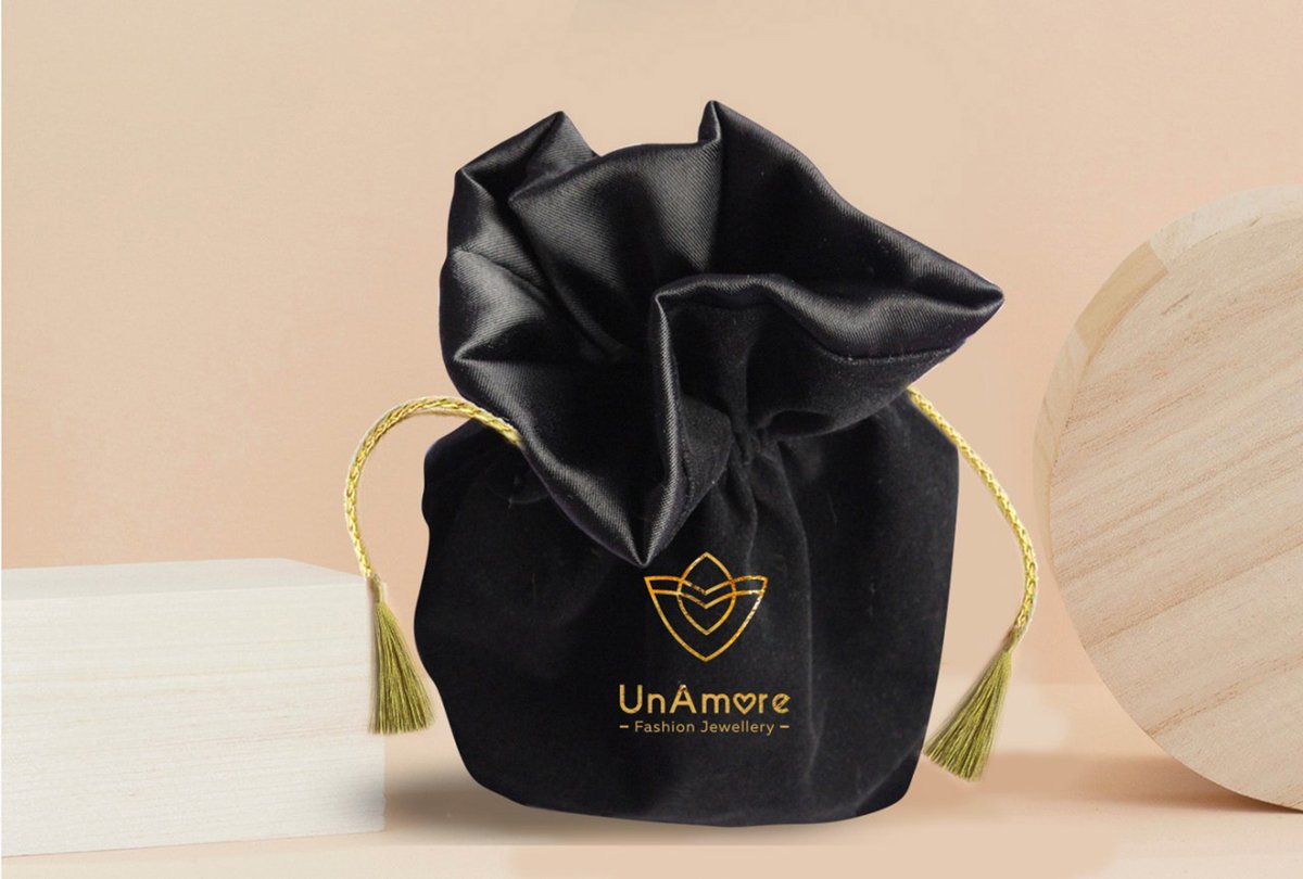 時尚珠寶首飾UNAMORE品牌設計和強化品牌“時尚”定位 時尚珠寶首飾UNAMORE品牌設計和強化品牌“時尚”定位,時尚珠寶品牌設計,時尚品牌形象設計,品牌形象整合,珠寶品牌營銷,品牌戰略定位,品牌設計公司,品牌策劃公司,深圳品牌策劃,深圳品牌設計,左右格局